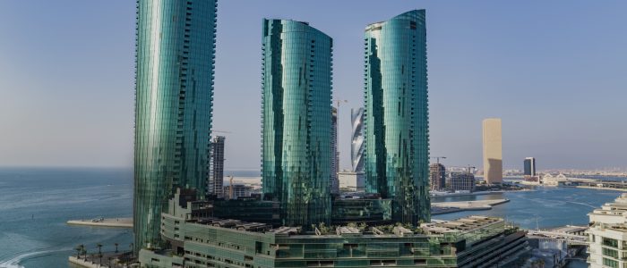 Harbor Heights: Vista panorámica del puerto y skyline urbano – foto de arquitectura y mar