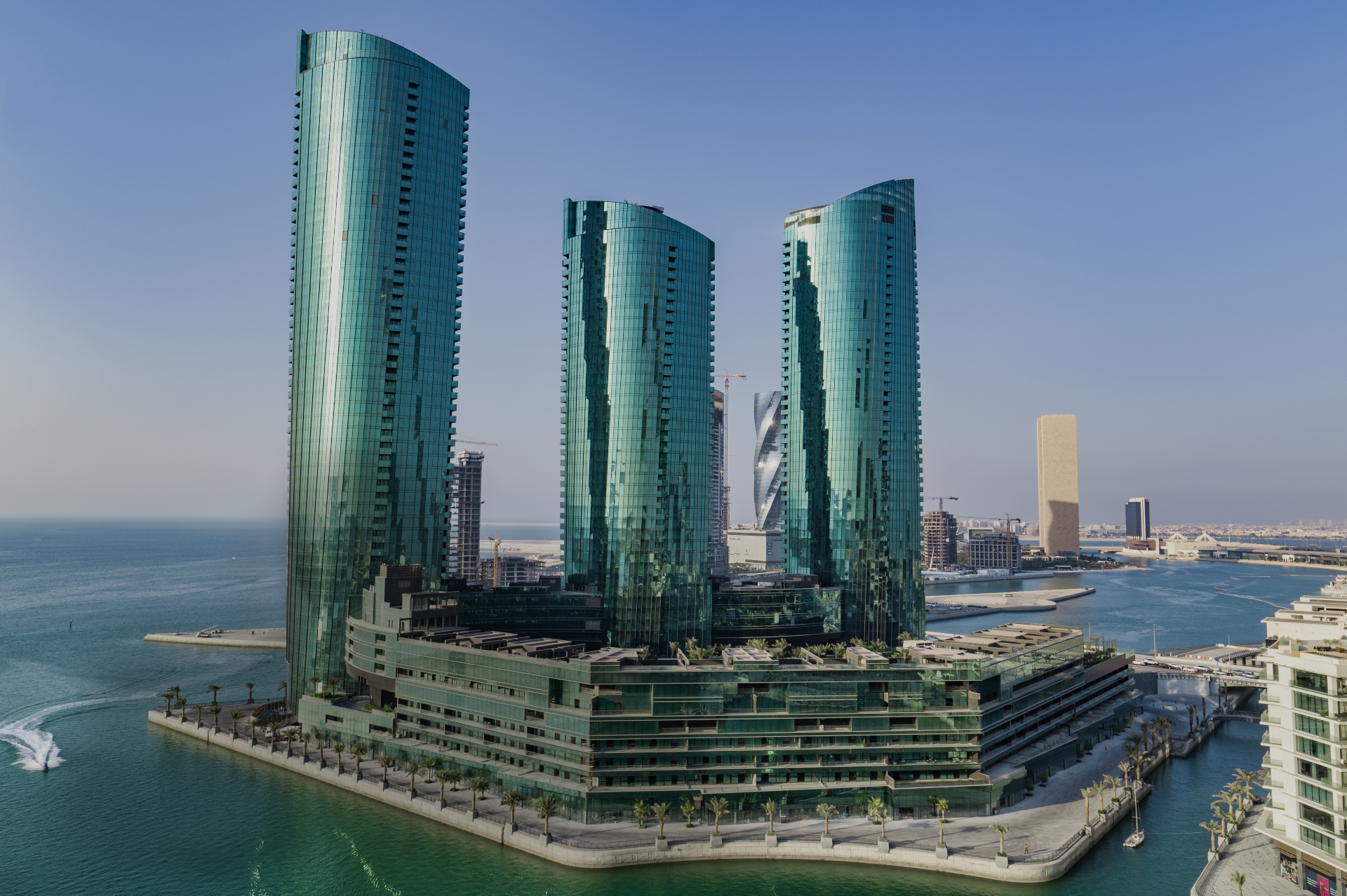 Harbor Heights: Vista panorámica del puerto y skyline urbano – foto de arquitectura y mar