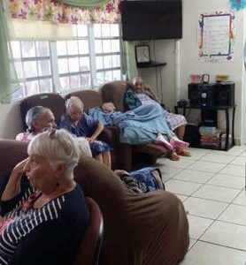 Hogar Paraíso Dorado: Inspiración de Casa de Lujo con Decoración Brillante