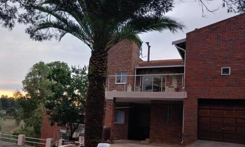 Mansión Blue Sky: lujo y arquitectura moderna bajo un cielo azul