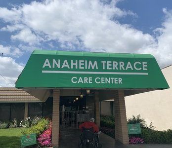 Anaheim Terrace Care Center 1 Centro de Cuidado Anaheim Terrace – Residencia Senior de Alta Calidad en California