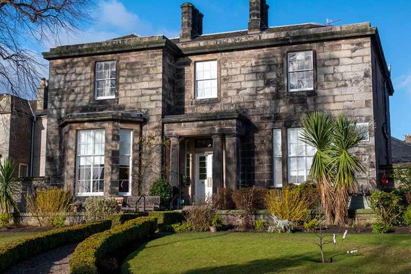 Bridge View Senior Care Home: Residencia de Ancianos con Vista al Puente – Cuidado de Calidad