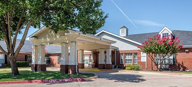 Brookdale Farmers Branch: Comunidad Residencial Moderna y Servicios Cercanos