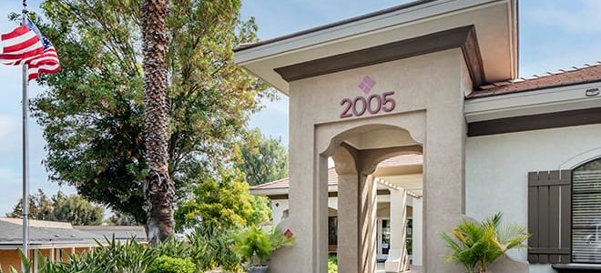 Brookdale Corona – Residencia Senior de Calidad en Corona, CA | Instalaciones Modernas y Servicios Premium