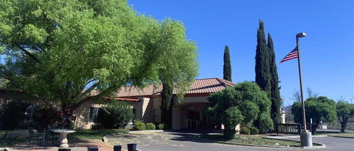 Desert Peaks Assisted Living and Memory Care 1 Desert Peaks: Residencia Asistida y Cuidado de Memoria en el Desierto – Calidad y Confort